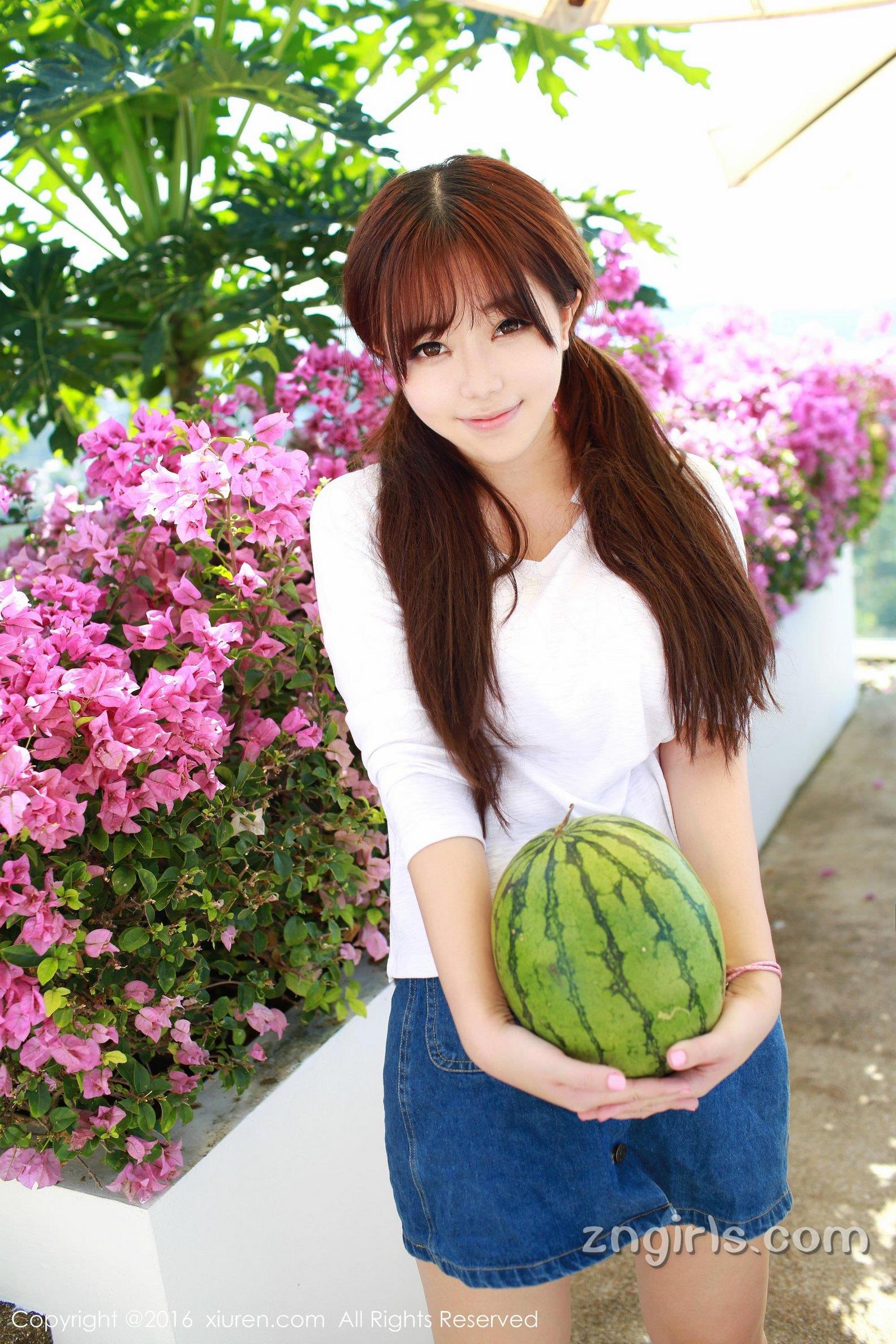 优果网大眼刘海内衣美女