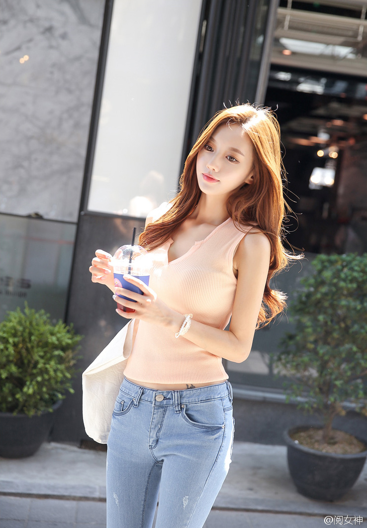 细长腿好身材牛仔裤美女街拍