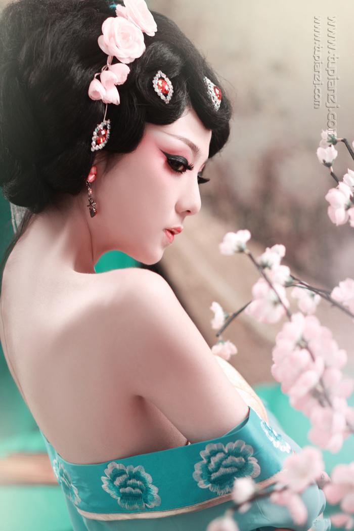 性感古装美女图片 樱桃小嘴娇艳欲滴