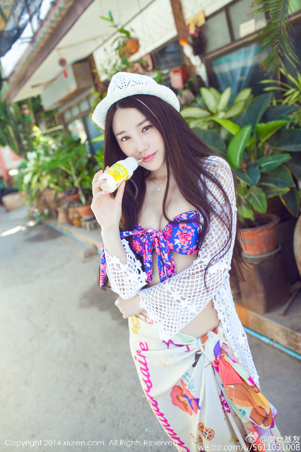 三亚美女诱人露白皙