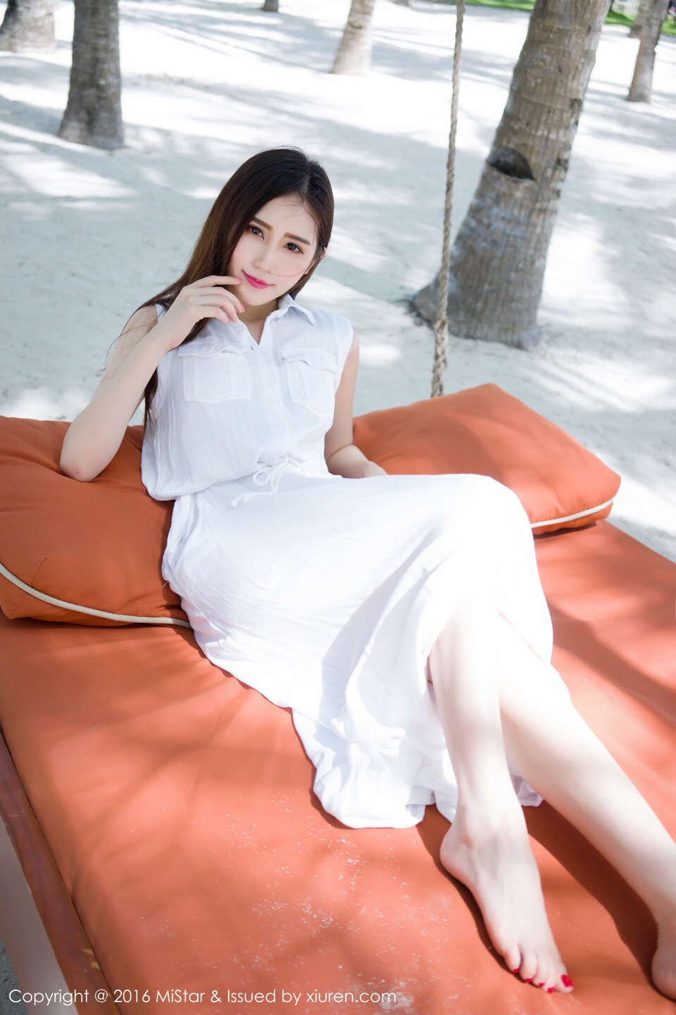 长发白衣长裙美女