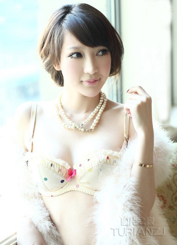 性感美女惊艳写真片 展丝滑肌肤