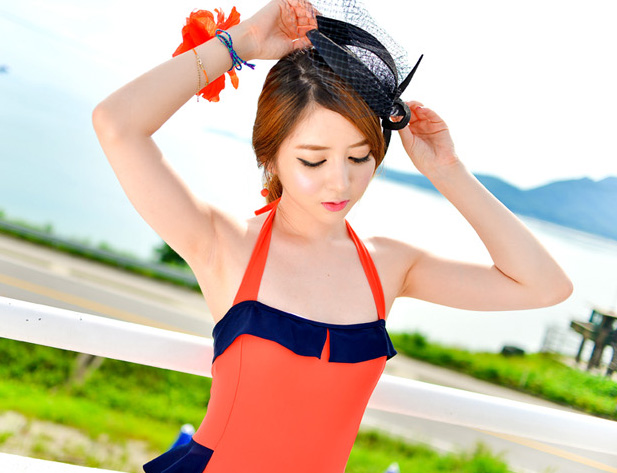 嫩白肌肤美女连体比基尼写真