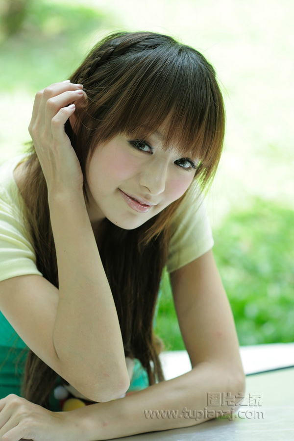 炎热夏天清纯美女写真 展灵动大眼
