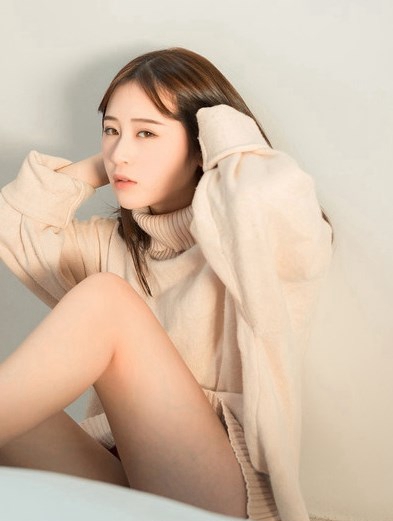 美腿比基尼美女平胸也自信