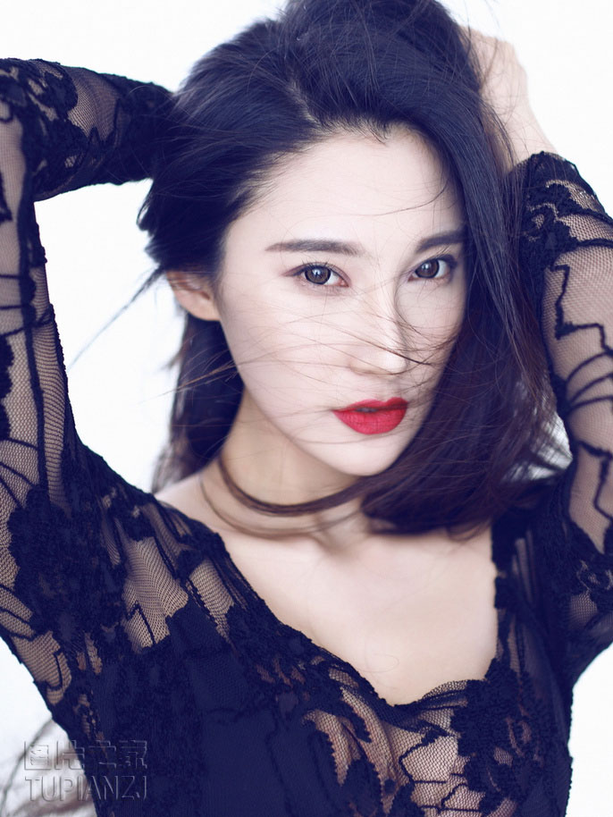 女郎美艳 蕾丝黑裙秀身材
