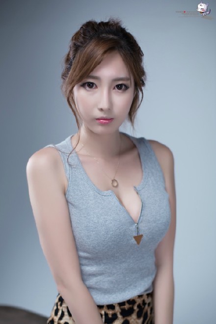清纯职场美女豹纹超短写真