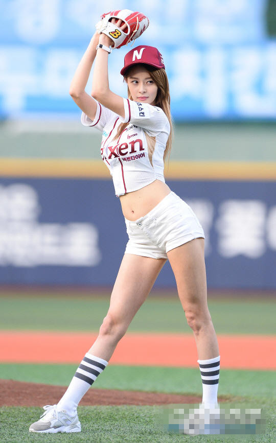 性感女团开场助阵职棒 劲歌热舞秀S曲线