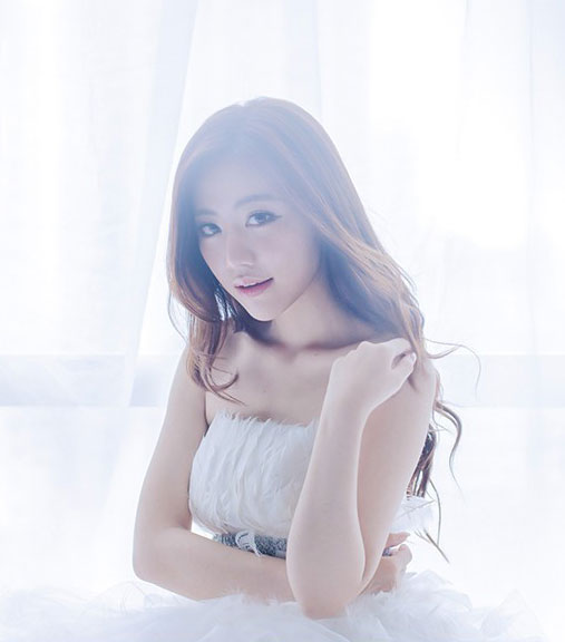 梦幻白色性感美女写真 展现白雪公主般美丽