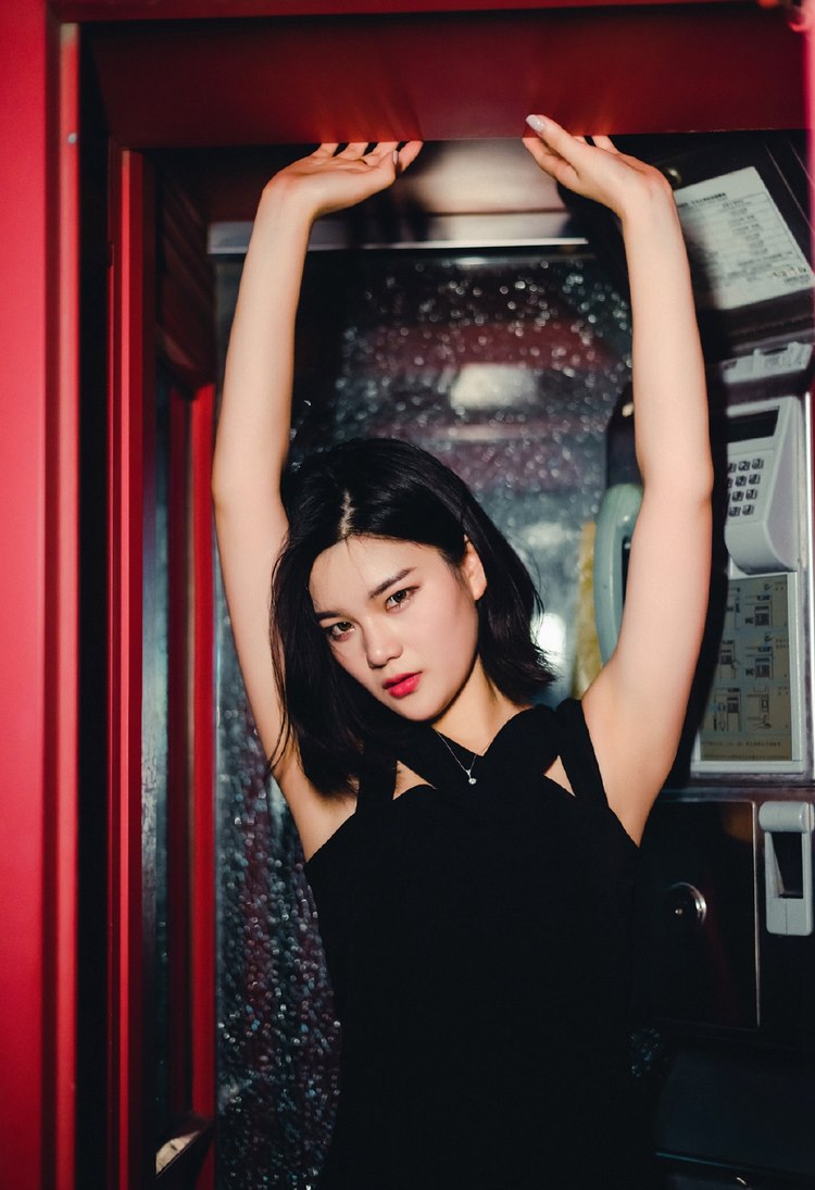 雪白肌肤性感短发纹身美女