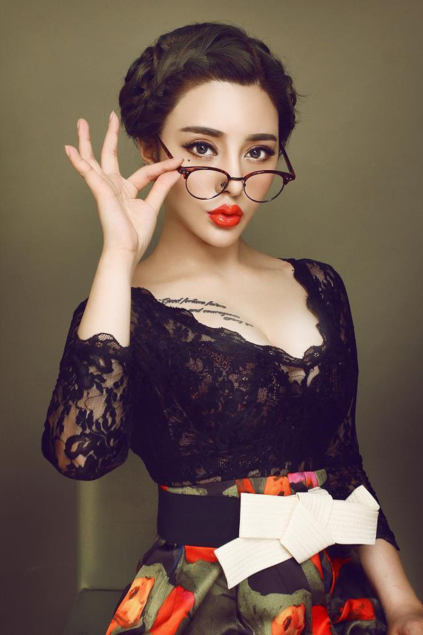 傲人上围美女贵妇装写真