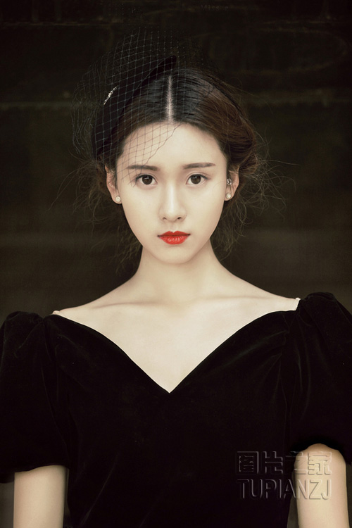 复古风少女图片 一模红唇显妩媚