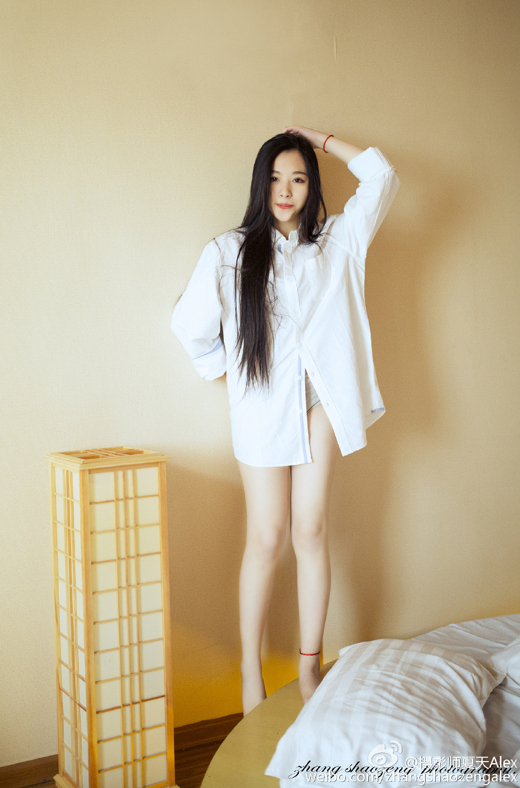 微博美女穿男士衬衣慵懒写真
