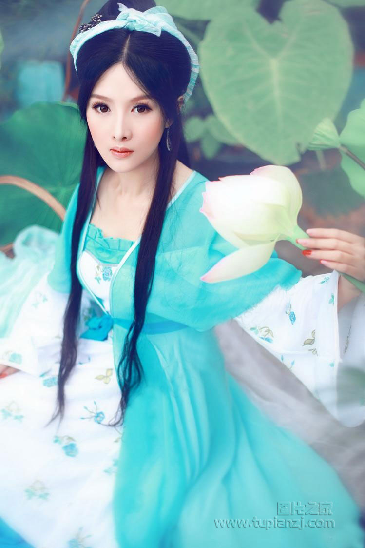 古装美女图片 荷花池畔