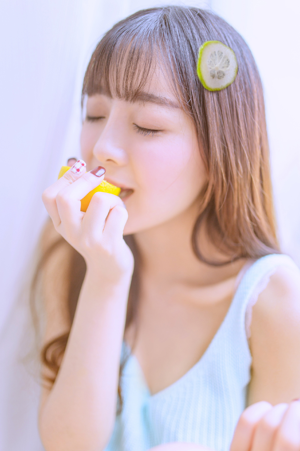 性感女王烈焰红唇写真 大秀丰满双峰