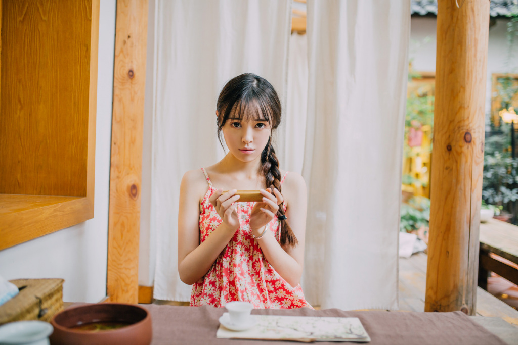 午后窗台的性感美女 深V吊带性感