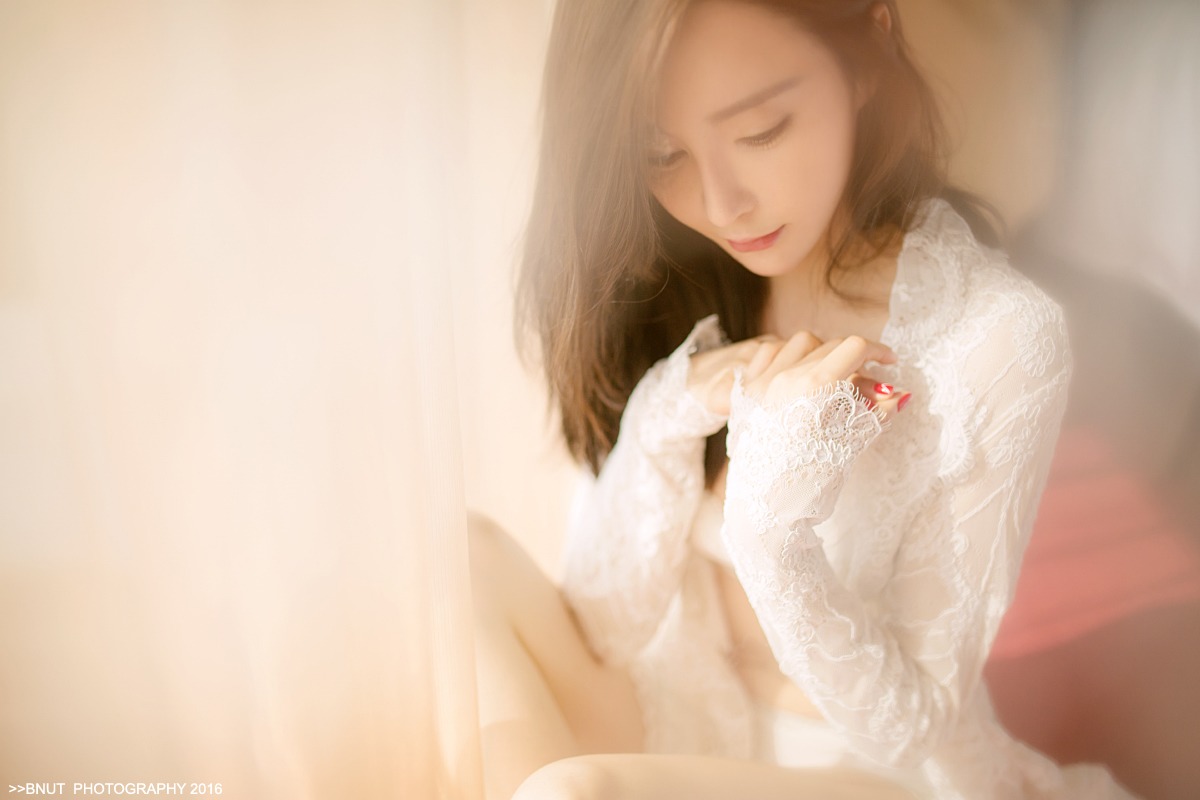美女少妇透明蕾丝睡衣诱惑