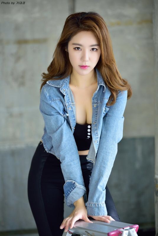 波浪卷发美女好身材秀奶