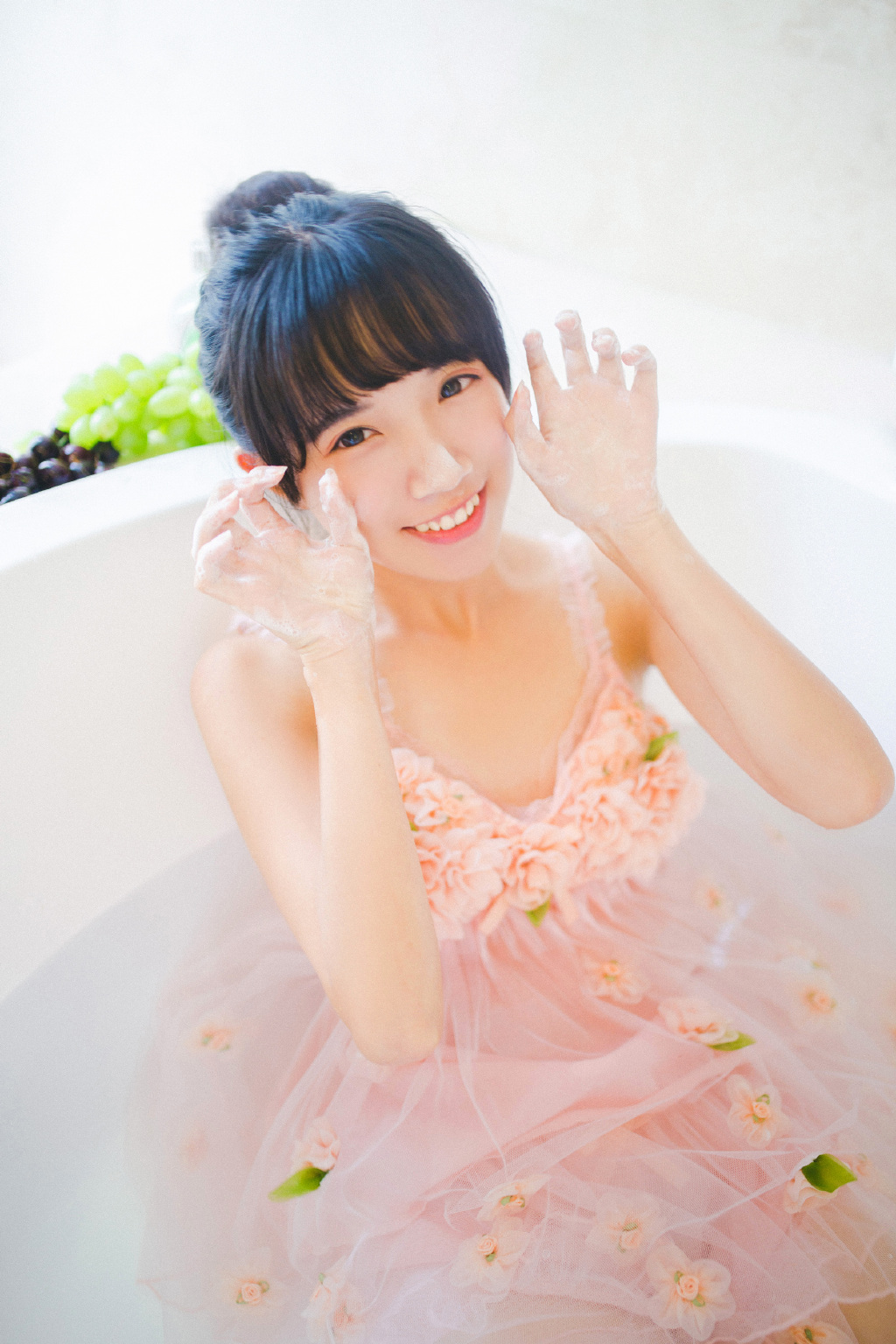 性感美女写真图片 演绎白色书房