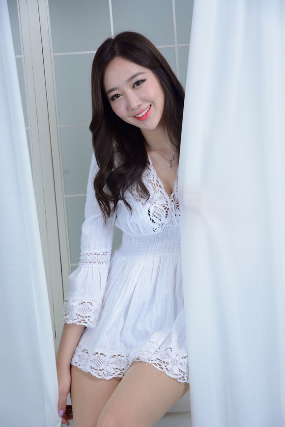 韩国美女少妇蕾丝短裙写真