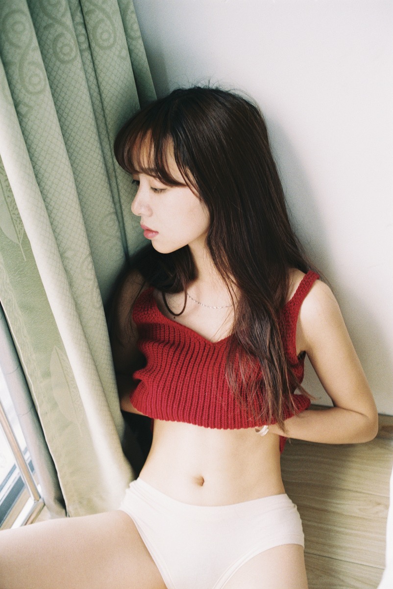 刘海美女玩性感写真照