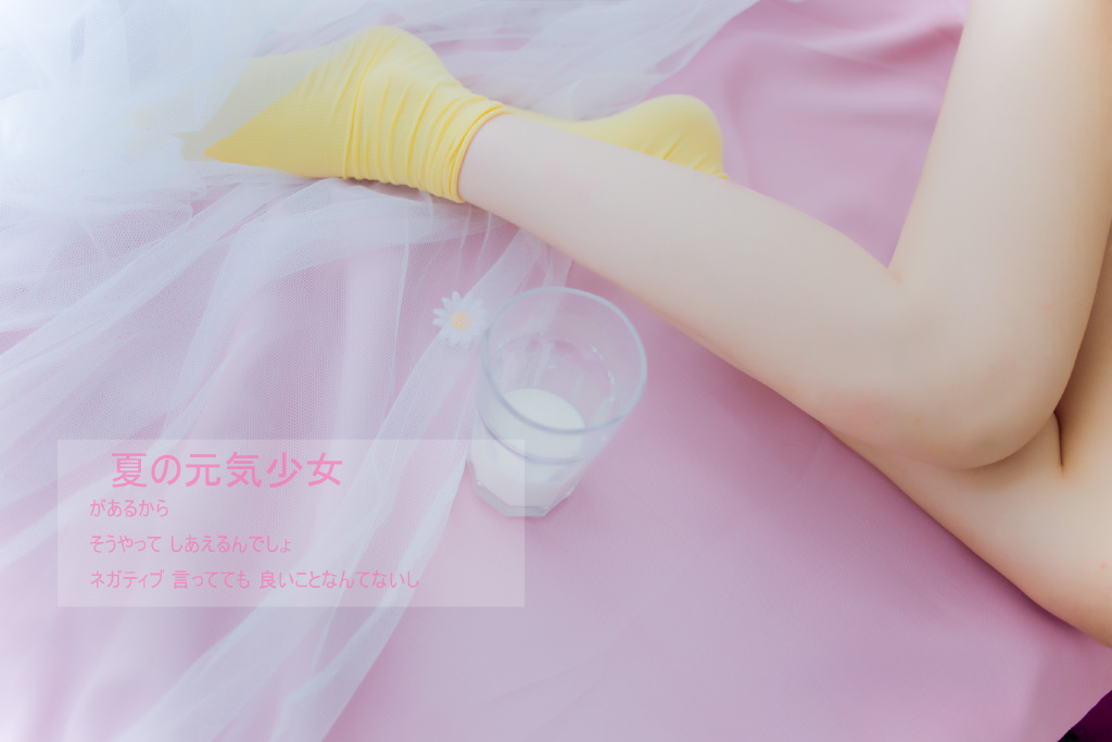 性感女孩与熊 床榻上迷人照