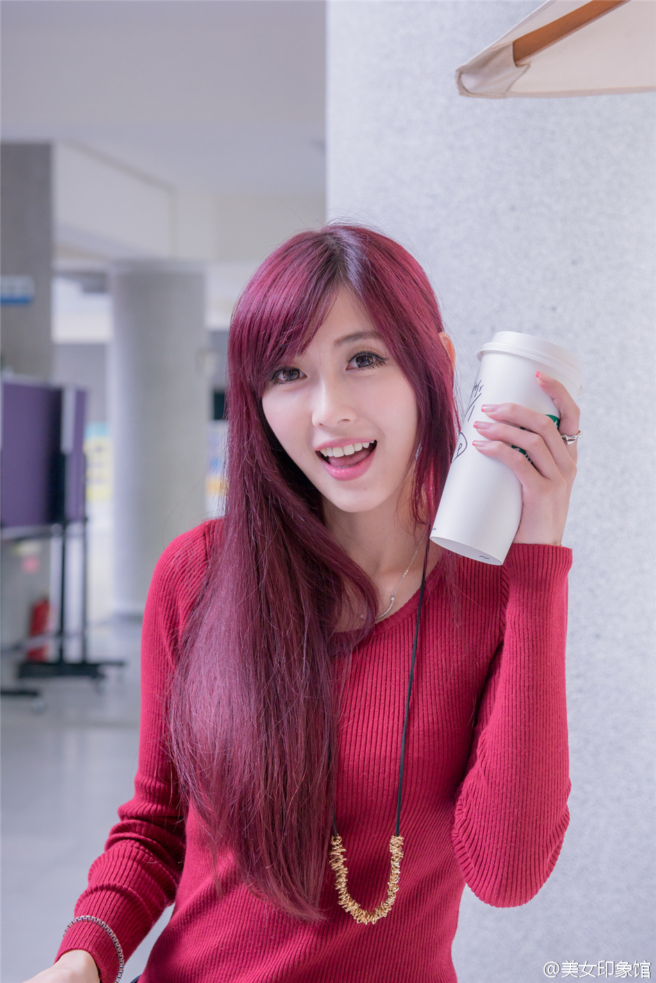 酒红色长发美女少妇皮裤超短黑丝秀