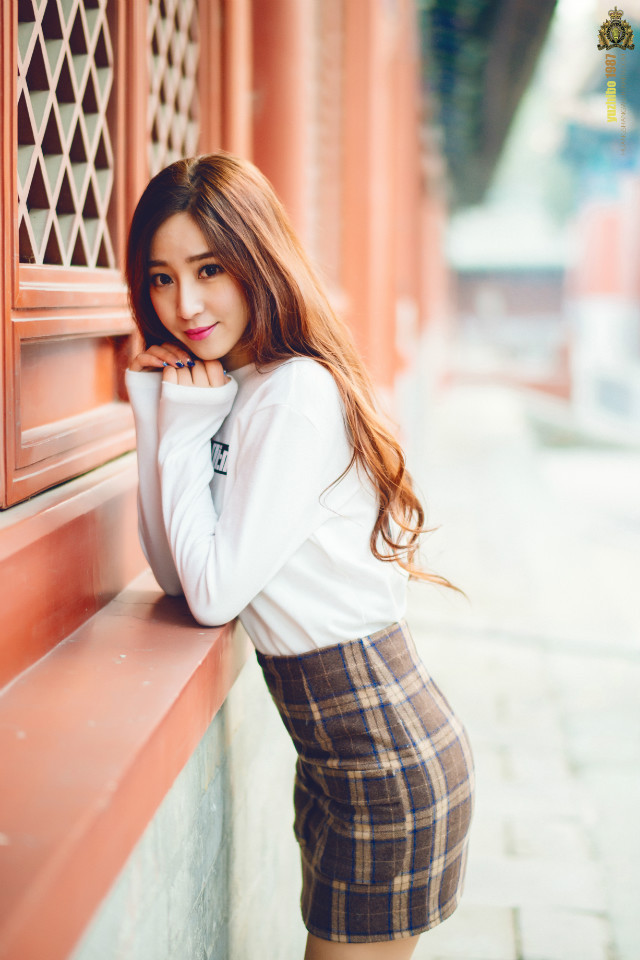 大波浪卷发美女超短写真