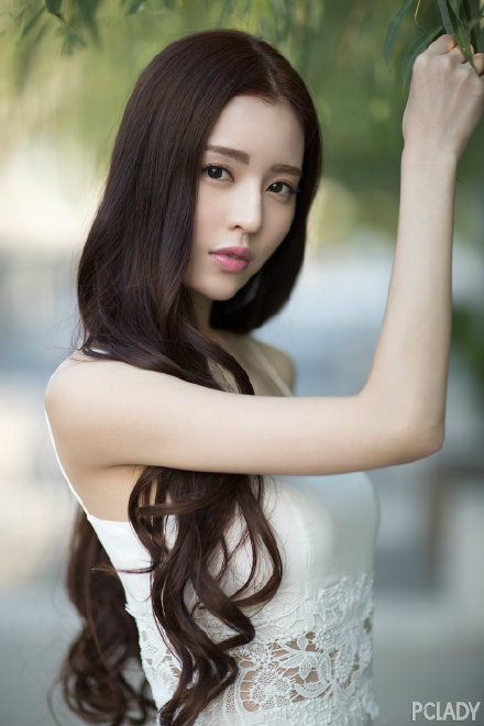 绝美清纯长卷发美女意境写真