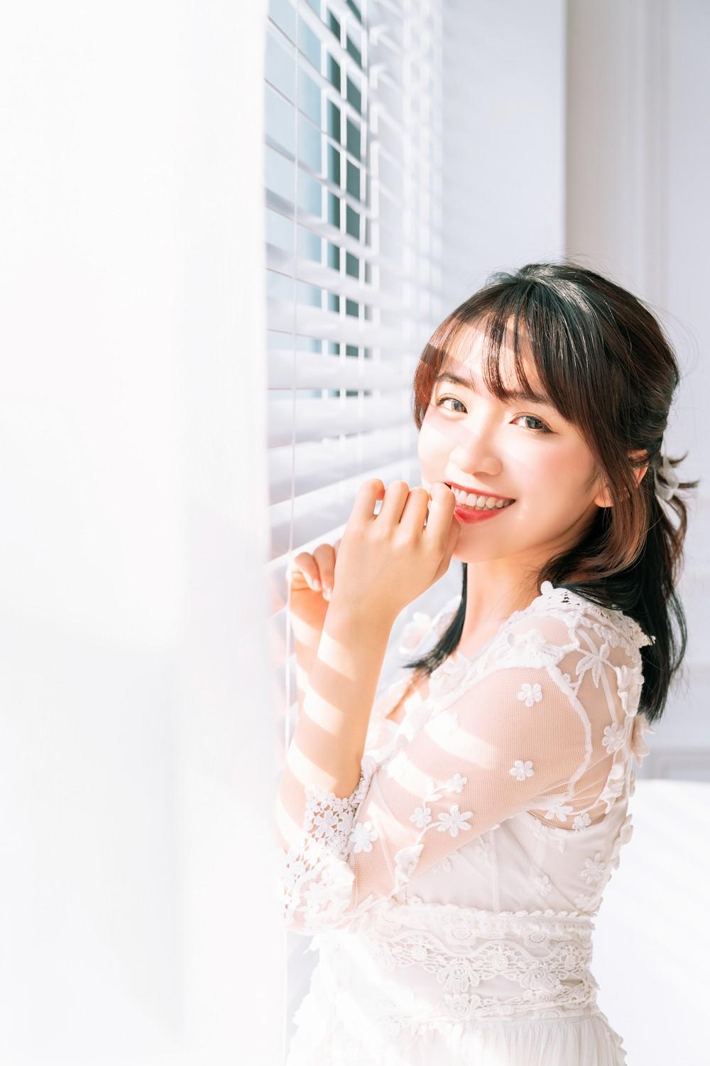 性感美女香肩半露 魅惑无比