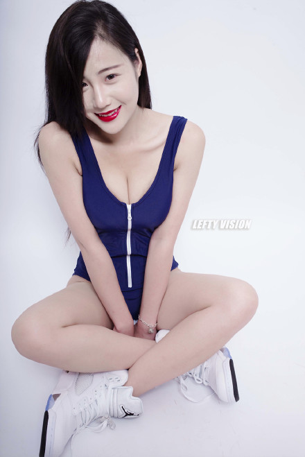 连体比基尼红唇美女妖艳写真