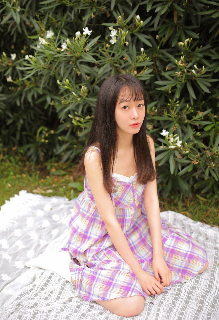 90后黑衣少女性感写真图片