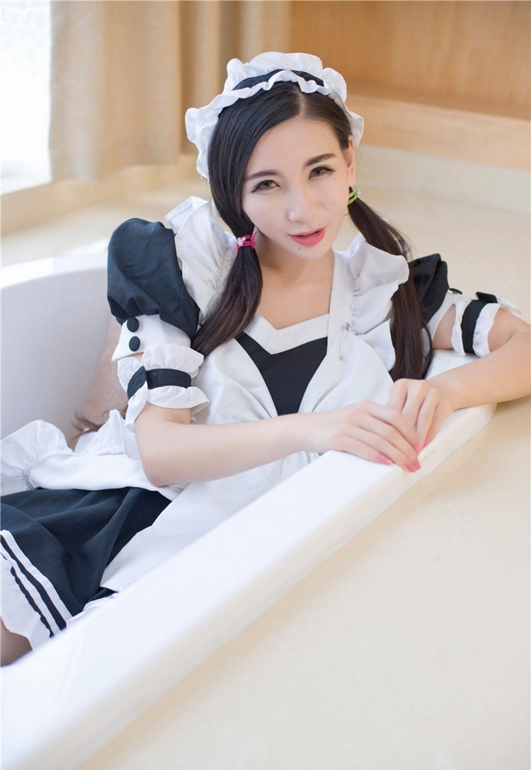 皮肤白皙美女野外内衣写真