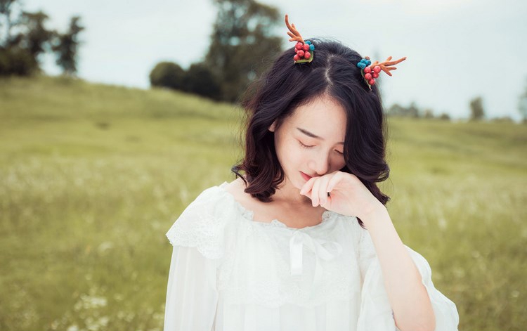 银装丝袜性感美女图片 盈盈浅笑迷人