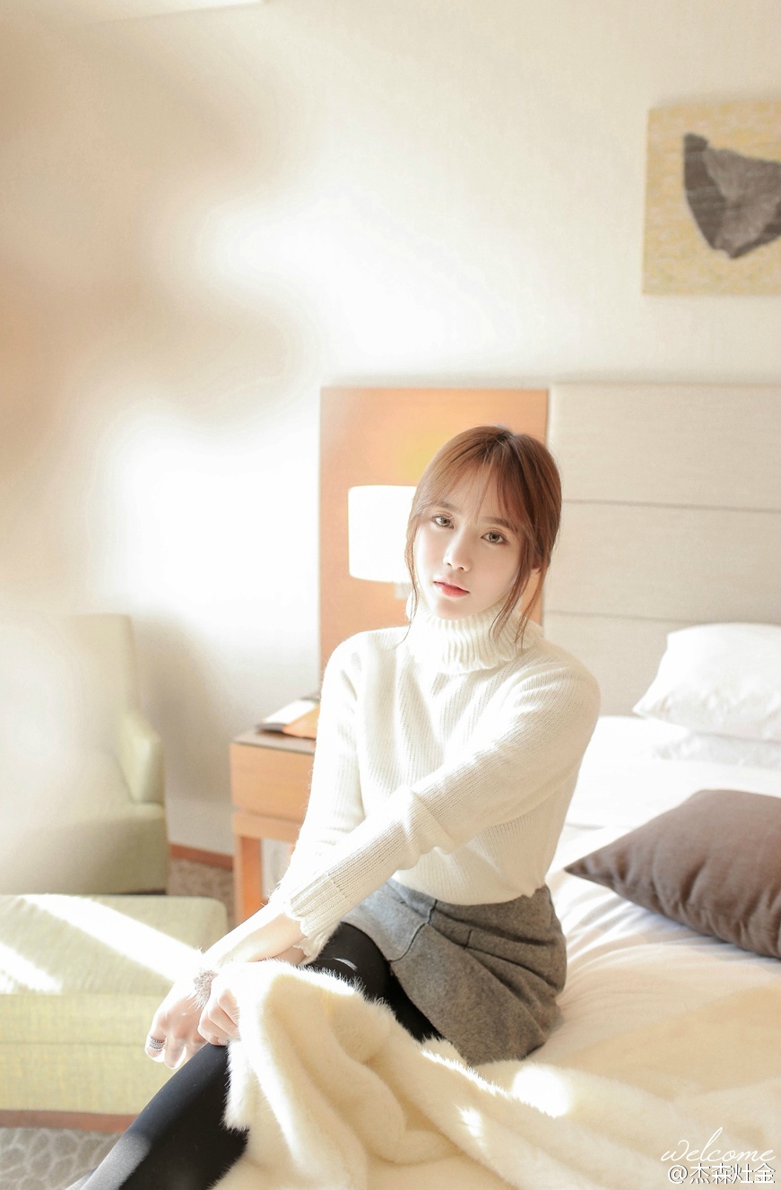 美女少妇超短裤袜居家写真
