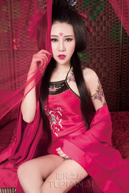 红颜少女肚兜 香肩美女腿小性感