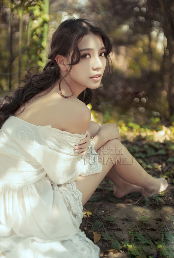 枯叶上的性感美眉 展露光洁玉背