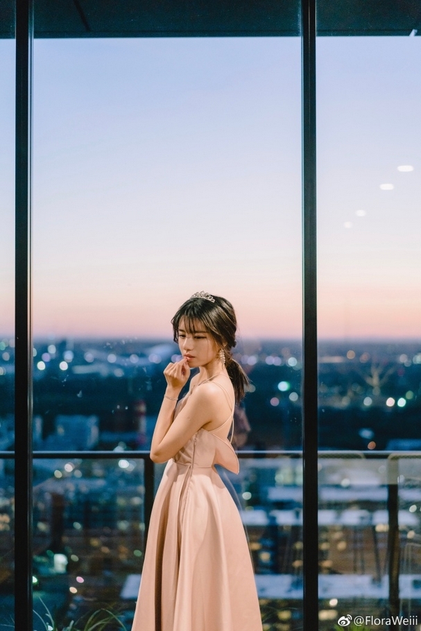 皮肤白皙长发美女上身美丽裸背写真