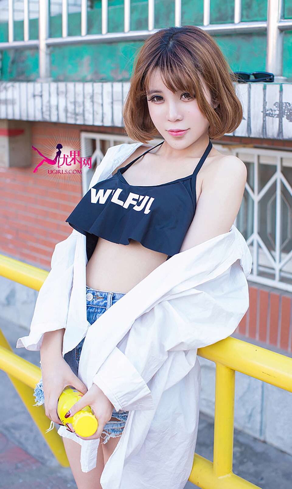 眼睛很好看的短发牛仔热裤美女