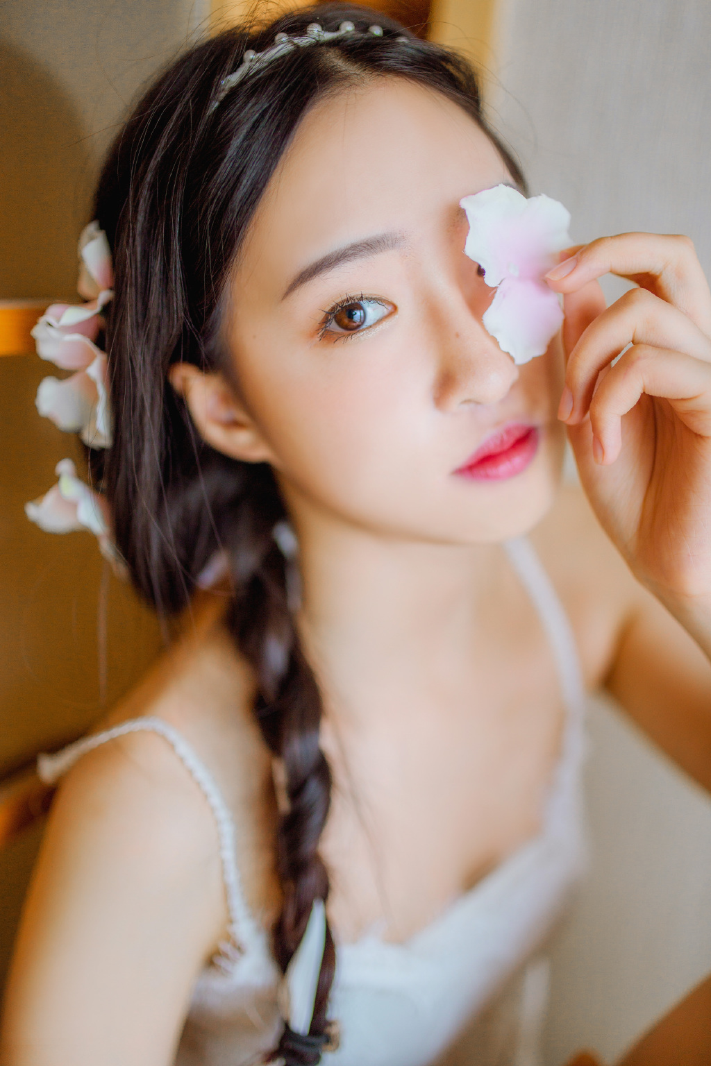 妖娆性感水中美女 展火辣身材傲人双峰