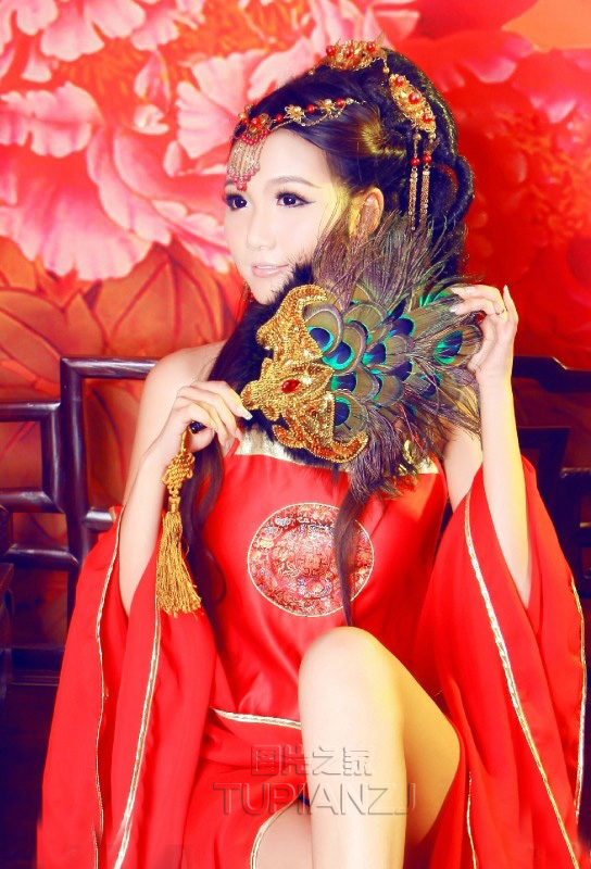 性感红兜古典少女照 大眼灵动