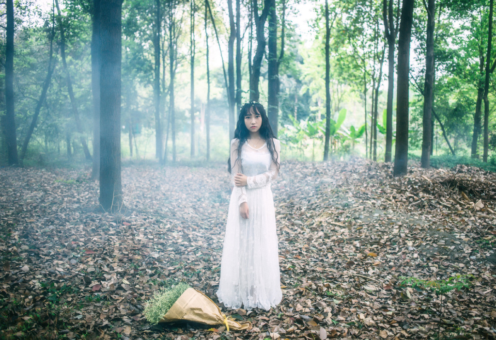 泳池中的性感少女 透视长裙秀曲线