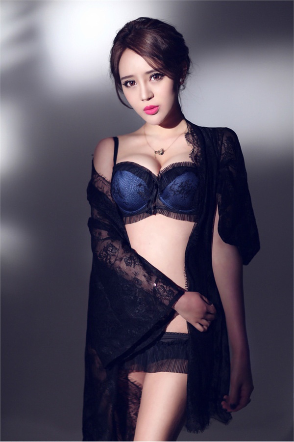性感气质白皙少妇内衣薄纱写真
