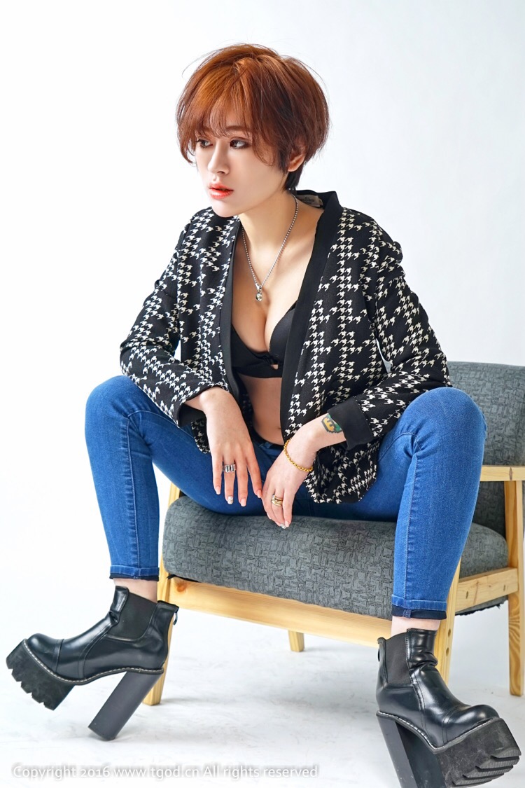 牛仔裤短发纹身美女内衣写真