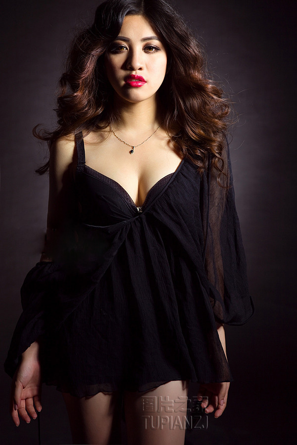 美女纯黑色性感写真 魅惑十足女王范