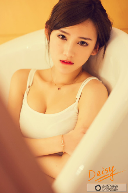 吊带内衣性感美女咬嘴唇
