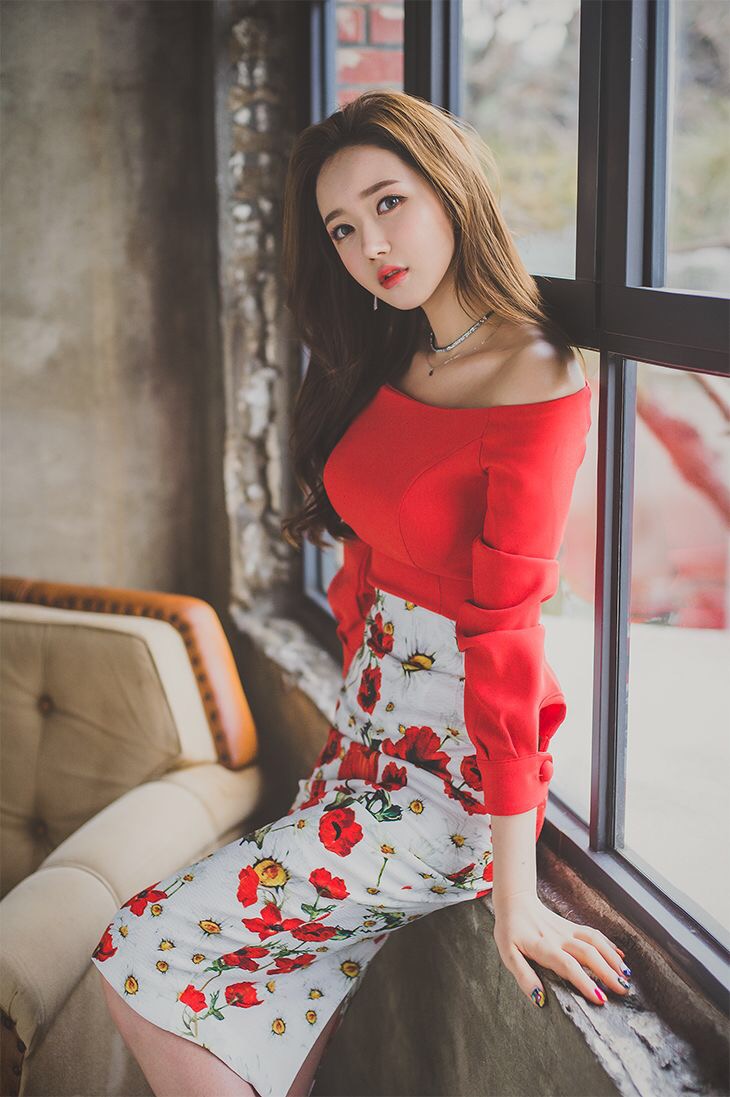 韩国气质美少妇超短秀美腿露香肩