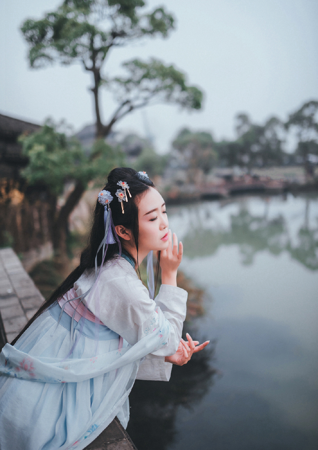 漂亮美女泳装裙秀美腿