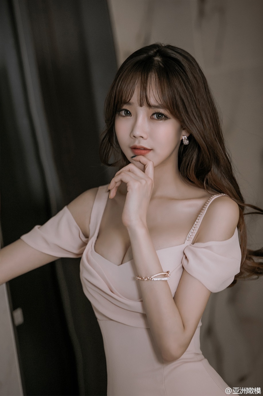 空气刘海好身材美女修身长裙秀诱人