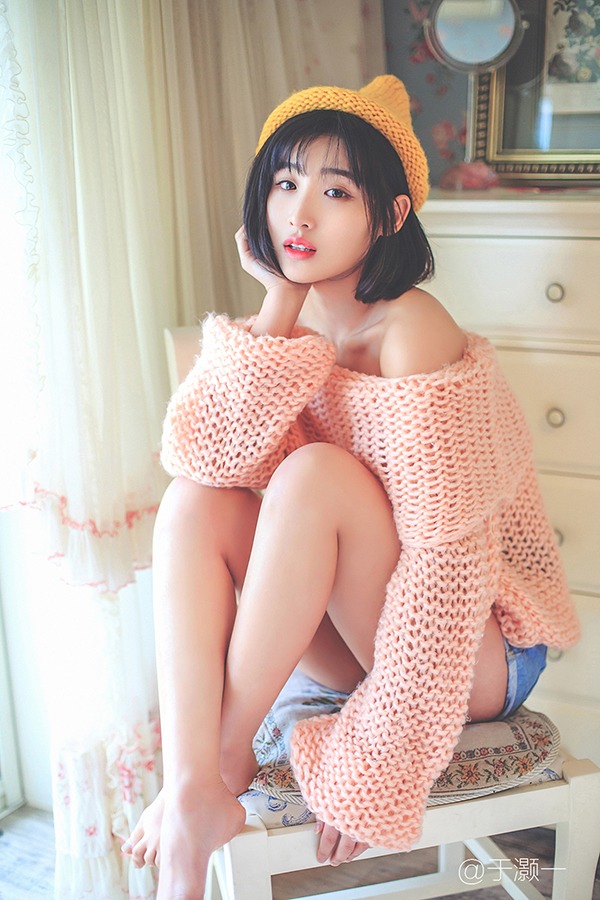 大眼短发美女牛仔短裤露美腿.png